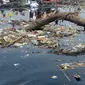 Sebanyak 500 personel dari tim gabungan lingkungan Hidup DKI Jakarta, Sudin Kepulauan Seribu, UPK Badan Air membersihkan tumpukan sampah di daratan laut. (merdeka.com/Imam Buhori)