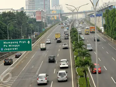 Sejumlah kendaraan mobil di dalam Tol Jorr Lingkar Luar Kota ke arah Cikampek dan Jagorawi terpantau padat di Kawasan Tol Fatmawati mengarah Pasar Rebo, Jakarta, Kamis (11/5). (Liputan6.com/Helmi Afandi) 