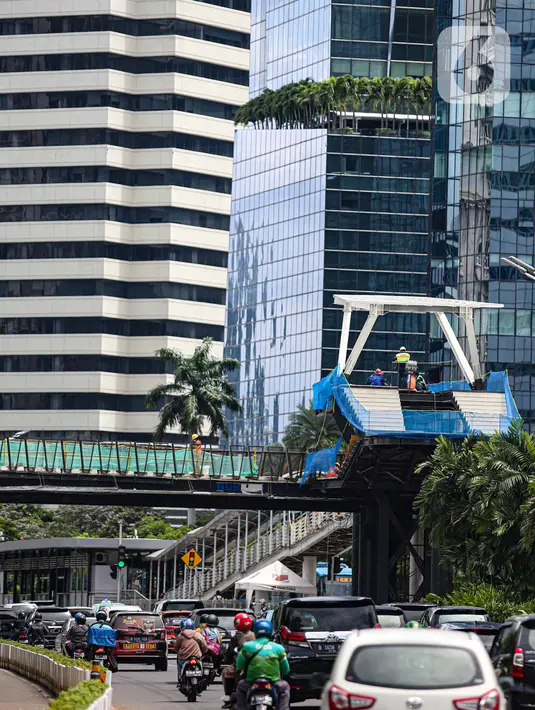 Pekerja menyelesaikan revitalisasi JPO Sudirman di Jakarta, Senin (22/11/2021). Gubernur DKI Jakarta Anies Baswedan mengatakan bahwa progres revitalisasi JPO Sudirman sudah mencapai 91 persen. (Liputan6.com/Faizal Fanani)
