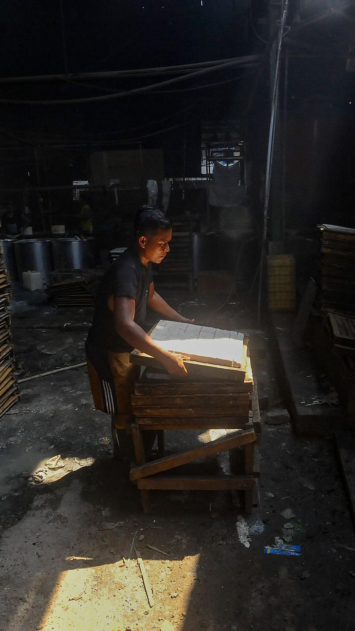 Kenaikan harga dolar AS ini menyebabkan nilai tukar Rupiah melemah dan harga kedelai impor pun melonjak drastis. Foto: Merdeka.com/Arie Basuki