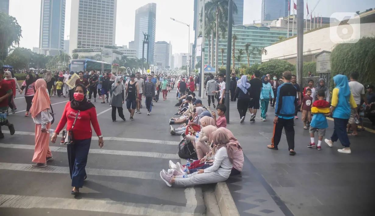 Warga berolahraga saat car free day (CFD) di kawasan Bundaran HI, Jakarta, Minggu (17/11/2019). Usai ditertibkan, tak terlihat satu pun PKL yang berjualan di lokasi tersebut. (Liputan6.com/Faizal Fanani)