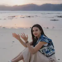 Saat liburan di Sumba, penampilan Raline Shah tak lepas dari tenun Sumba Timur dengan nuansa biru [@ralineshah]
