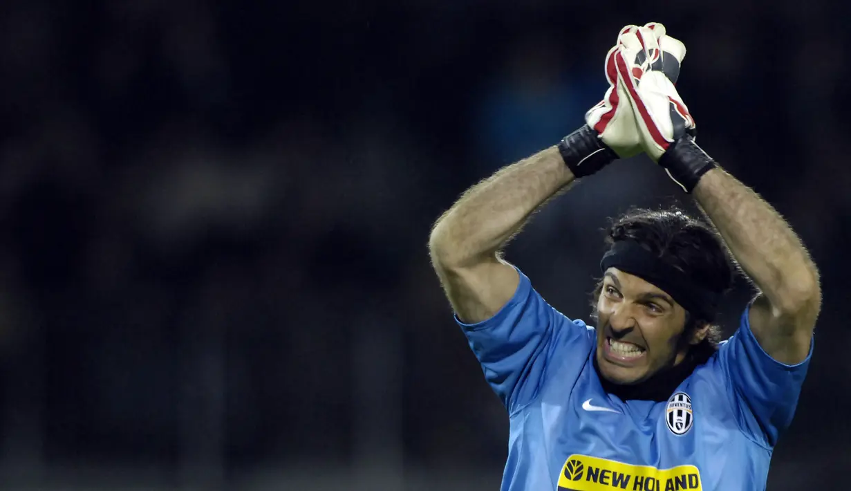 Kiper Juventus, Gianluigi Buffon, merayakan kemenangan atas AC Milan pada laga Liga Italia di Stadion Olimpic, Turin, Sabtu (12/4/2008). (AP Photo/Massimo Pinca)