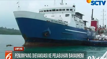 Menurut penumpang, kapal kandas setelah terhempas karang akibat cuaca buruk pada Jumat dini hari.