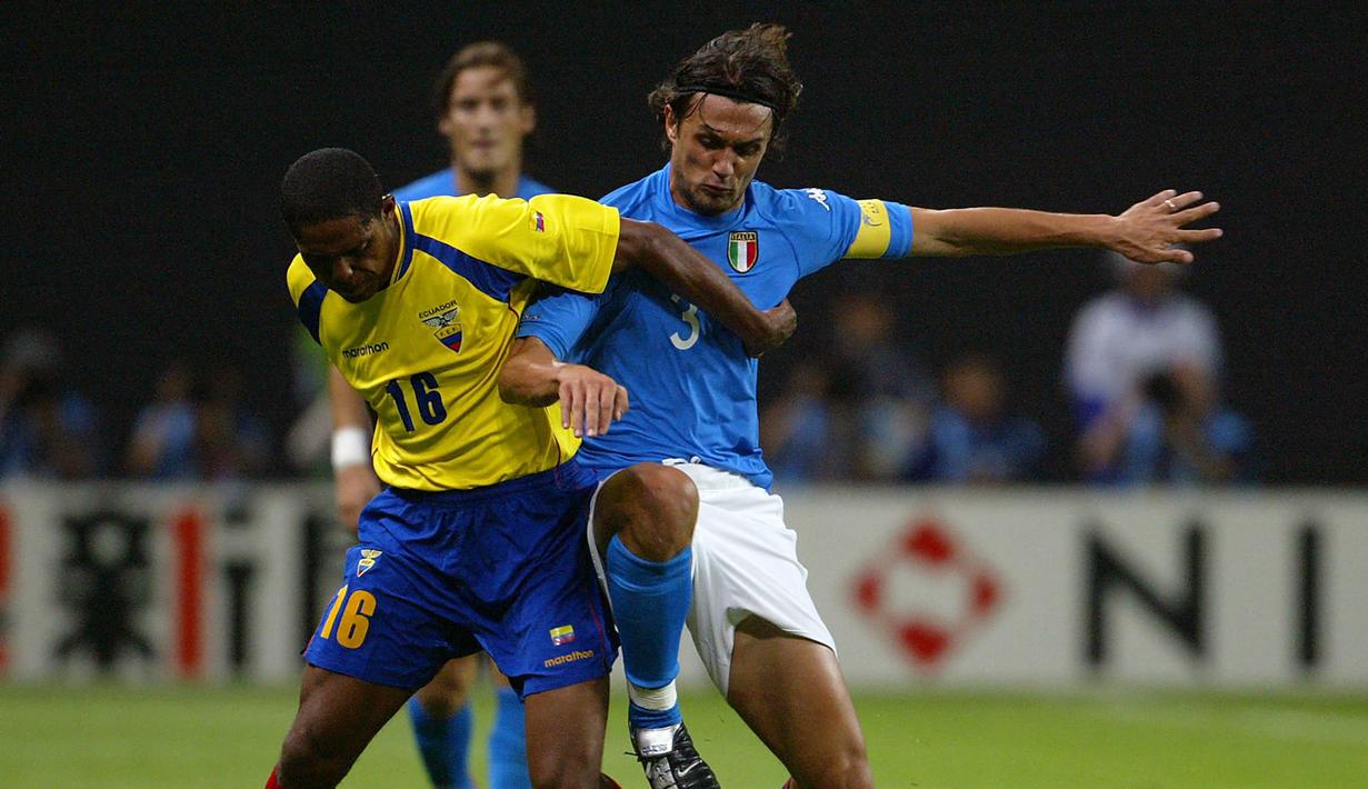 Paolo Maldini. Eks Bek kiri Italia berusia 54 tahun ini tercatat total tampil dalam 23 laga bersama Timnas Italia di putaran final Piala Dunia pada 4 edisi, mulai 1990 hingga 2002. Prestasi terbaiknya adalah saat membawa Tim Azzurri menjadi runner-up pada edisi 1994 usai kalah 2-3 lewat adu penalti dari Brasil. (AFP/Gerard Julien)