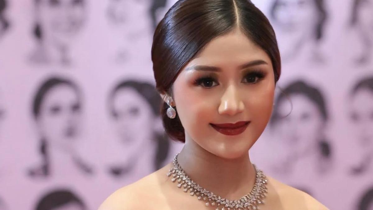 Penampilan Glamor Erina Gudono Dipulas Lipstik Merah Serasi dengan Gaun Off Shoulder saat Hadir di Final Puteri Indonesia 2025