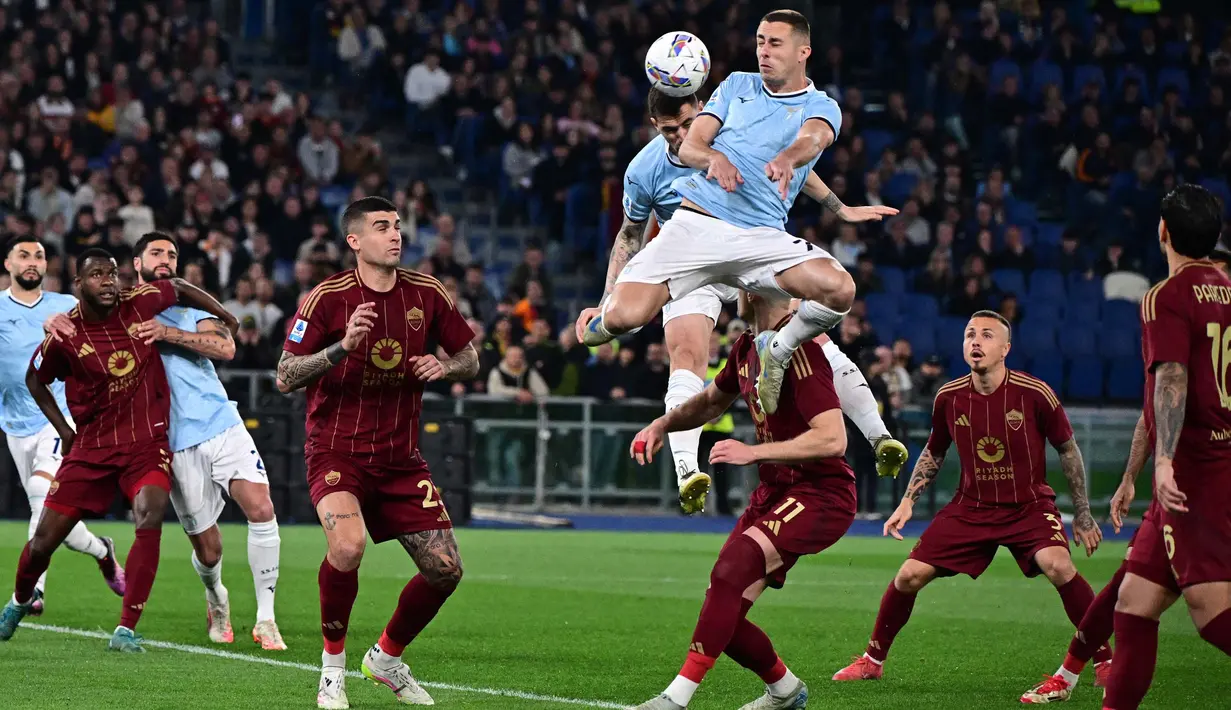 Berlangsung di Stadion Olimpico, laga Derby della Capitale berlangsung sengit. (Tiziana FABI/AFP)