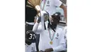 Gelandang Juventus, Paul Pogba mengangkat trofi saat perayaan gelar Scudetto di Turin, Italia, (18/5/2014). (AFP PHOTO/Marco Bertorello)