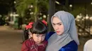 Ria Ricis tampil mengenakan kebaya velvet biru kutubaru dipadukan kerudung abu-abu dan bawahan kain songket. Putrinya, Moana pun mengenakan kebaya maroon berbordir dipadukan bawahan songket. [@riaricis1795]