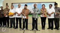 Ketua KPK Agus Rahardjo (keempat kanan) membacakan hasil pertemuan dengan BPK terkait kasus RS Sumber Waras di kantor BPK, Jakarta, Senin (20/6). Dalam pertemuan tersebut, kedua lembaga menghormati kewenangan masing-masing. (Liputan6.com/Johan Tallo)