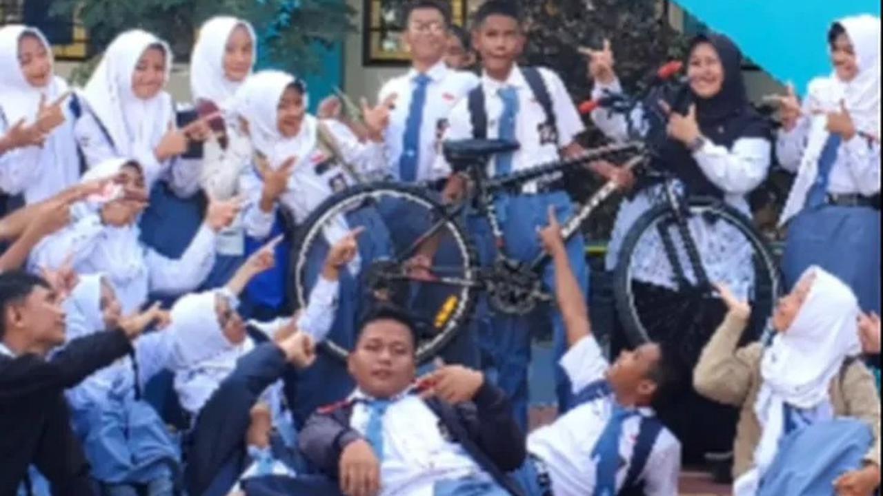 Dulu Dapat Kejutan Dari Teman Kelasnya, Aksi Siswa yang Kini Beri Hadiah Balik untuk Rekannya Ini Bikin Takjub