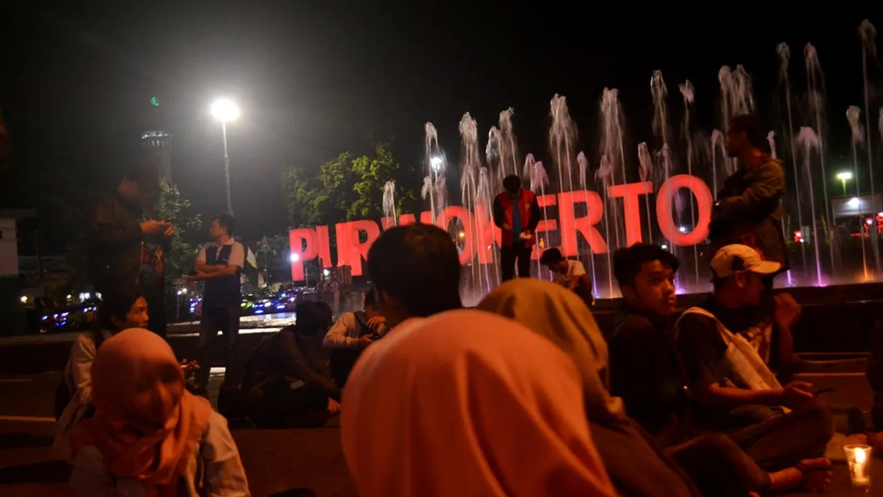 Suasana Alun-alun Purwokerto malam hari. Alun-alun biasanya menjadi pusat keramaian, termasuk perayaan tahun baru. (Foto: Liputan6.com/Muhamad Ridlo)