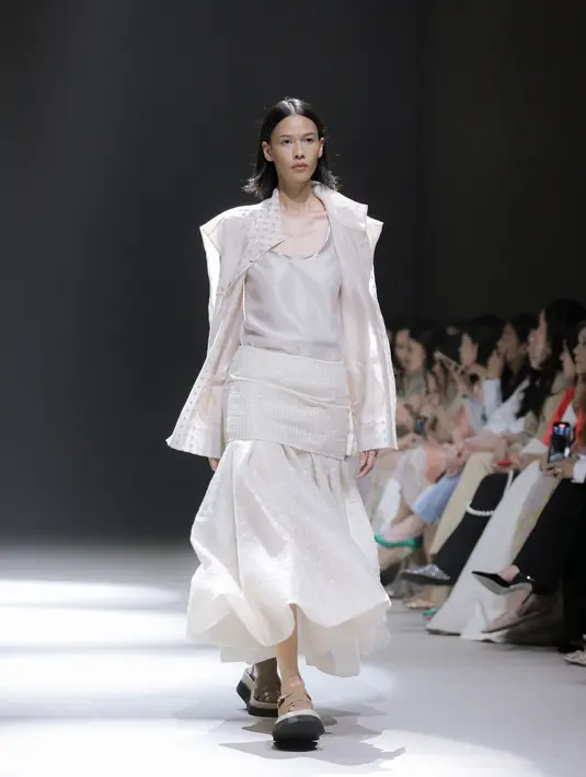 Sapto Djojokartiko ingin menanggapi dan mengembalikan kehadiran diri dan rasa damai dari riuh dan gaduhnya pikiran di tengah dunia yang penuh gempuran berita dan menguras energi. Koleksi ini bukan sebagai pelarian, namun buah reka cipta dalam perjalanan Sapto Djojokartiko mencari ketenangan dan pencerahan. [Foto: Document/FIMELA]