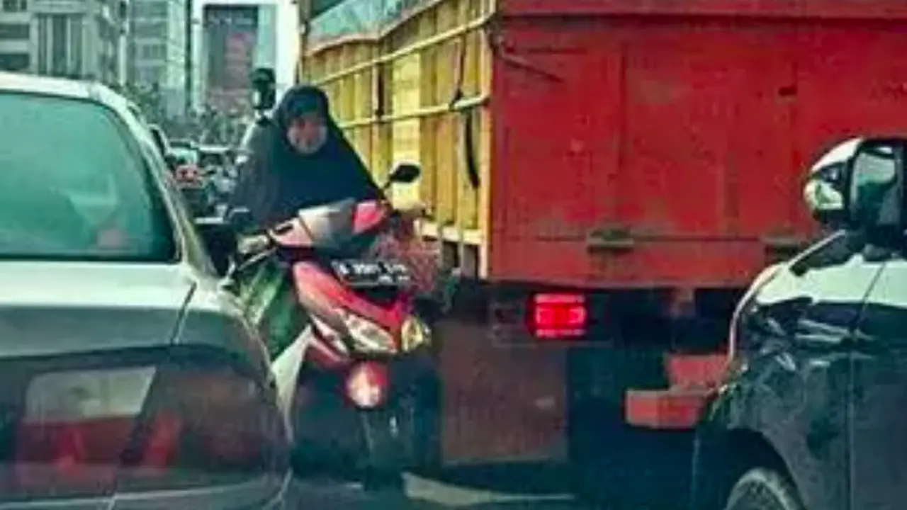 Top 3: Kumpulan Kelakuan Lucu Emak-Emak di Jalan Raya