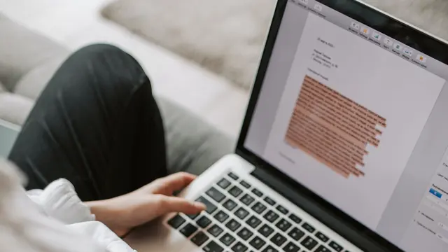 Ilustrasi membuat, mengetik, menulis makalah