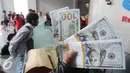 Pengunjung memperlihatkan uang pecahan US$100 di Jakarta, Jumat (9/10/2015). Nilai tukar rupiah terhadap dolar AS pada perdagangan akhir pekan ini, Jumat (9/10/2015) mengalami penguatan, bahkan bergerak ke level Rp 13.400. (Liputan6.com/Angga Yuniar)