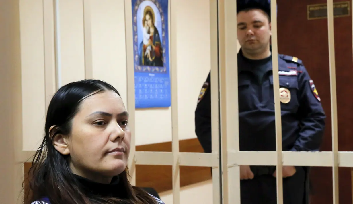 Gulchehra Bobokulova menguap saat berada di ruang sidang, Moskow, Rusia, Rabu (2/3). Bobokulova mengaku mendapat bisikan misterius untuk membunuh bocah tersebut. (REUTERS / Maxim Shemetov)