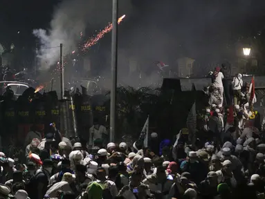 Terjadi kericuhan di jalan Medan Merdeka Barat saat Aksi damai 4 November, Jakarta, Jumat (4/11). Polisi menembakkan gas air mata ke arah pendemo. (Liputan6.com/Faizal Fanani)
