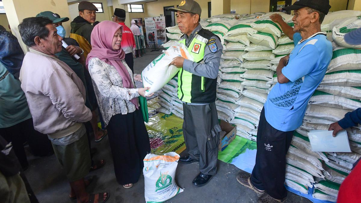 Pemerintah Salurkan Bantuan Pangan Non Tunai Beras 20 Kilogram