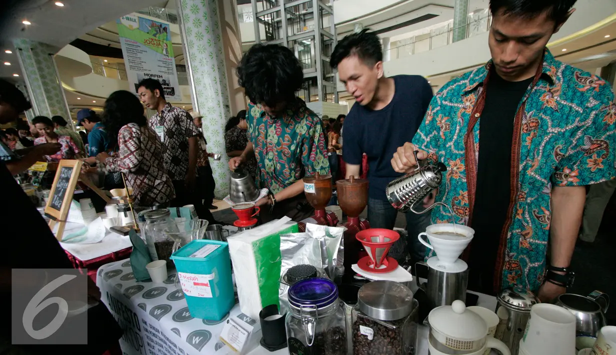 Sejumlah ahli kopi menyeduh kopi pada International Coffee Day di kawasan Babarsari, Yogyakarta, Sabtu (1/10). Panitia membagikan 10.000 kopi kepada pengunjung secara gratis pada peringatan hari kopi sedunia. (Liputan6.com/Boy Harjanto)