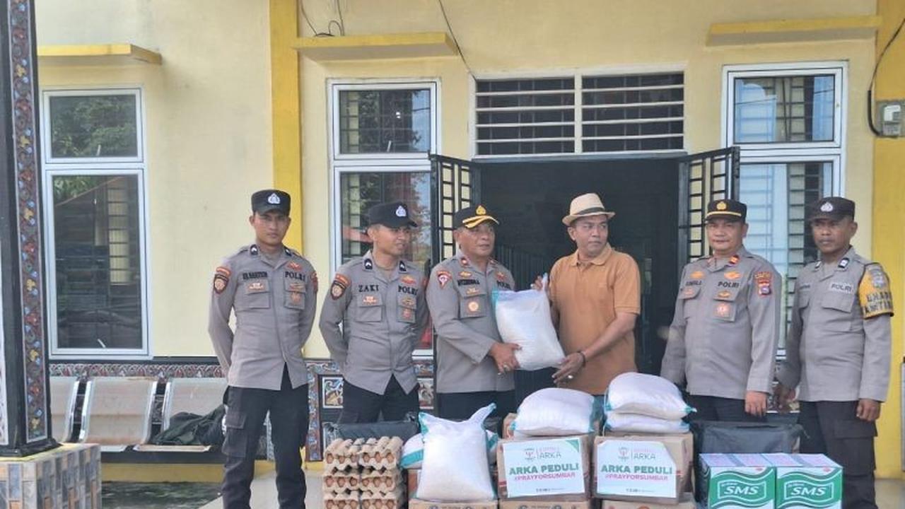 Polres Pasaman Barat Salurkan Bantuan Sembako untuk Warga Terdampak Banjir di Katiagan