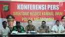 Perwakilan ojek online (ojol) memberi keterangan saat rilis pengungkapan kasus penjambretan di Polda Metro Jaya, Jakarta, Senin (8/4). (Liputan6.com/Herman Zakharia)
