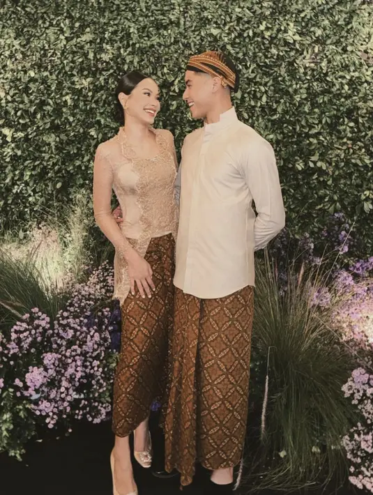 Alyssa juga anggun dalam balutan kebaya kutu baru. Kesederhanaan yang dikenakan tampak begitu memukau pada tampilannya. [Foto: Alyssa Daguise]