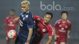 Memasuki usia 40 tahun, El Loco, tetap tangguh saat berduel dengan pemain lawan. (Bola.com/Vitalis Yogi Trisna)