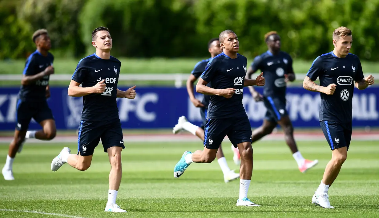 Striker AS Monaco, Kylian Mbappe (tengah), melakukan pemanasan saat mengikuti pemusatan latihan bersama Timnas Prancis di Clairefontaine, Yvelines, Selasa (30/5/2017). (AFP/Franck Fife)