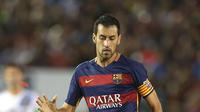 Sergio Busquets geram akan kepemimpinan wasit Jose Gonzalez di laga Barcelona melawan Athletic Bilbao. (Reuters/Juan Medina)