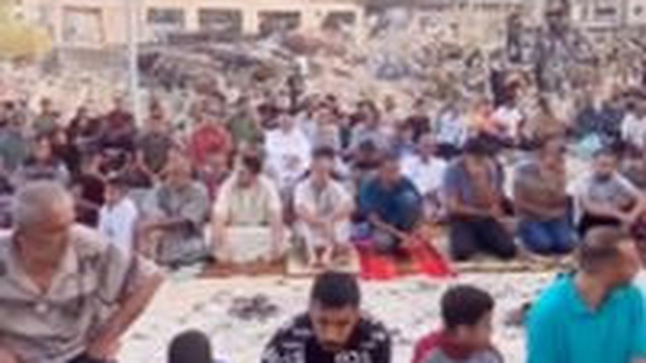"Suasana Salat Iduladha di Gaza Utara pada Ahad, 16 Juni 2024, tetap berjalan syahdu," demikian dikutip dari keterangan video.