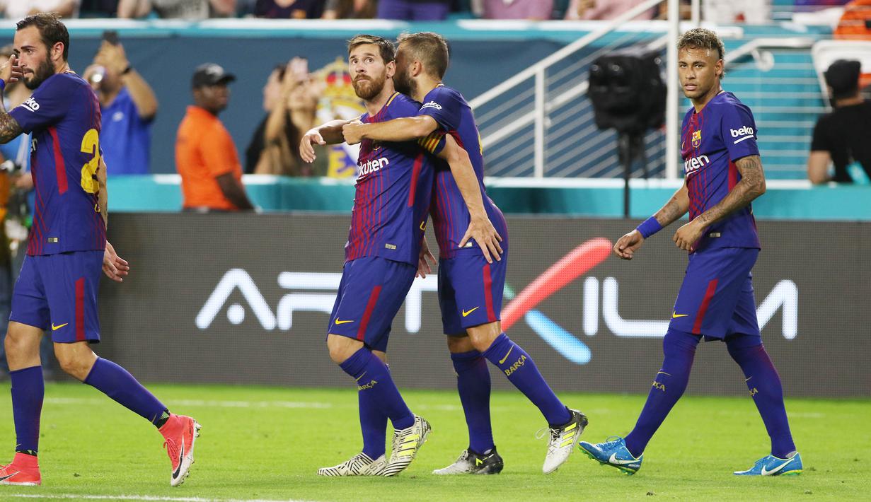 Para pemain Barcelona merayakan gol yang dicetak oleh Lionel Messi ke gawang Real Madrid pada laga ICC 2017 di Stadion Hard Rock, Miami, AS (29/7/2017). Barcelona menang 3-2 atas Real Madrid. (AP/Marc Serota)