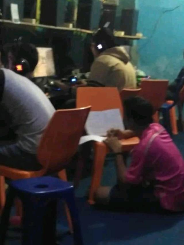 7 Potret Kocak Kejadian Tak Biasa di Warnet, Bikin Kamu Senyum