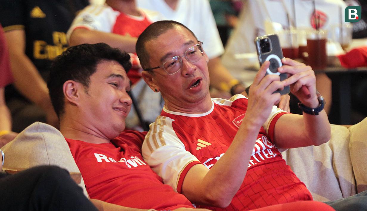 Aldi Taher dan coach Justinus Lhaksana menjadi bintang tamu dalam acara Roaring Night Nobar Arsenal versus Wolverhampton Wanderers di Pasren Asthana, Ampera, Jakarta Selatan, Sabtu (2/12/2023) malam WIB. (Bola.com/Valentino Bagaskara)