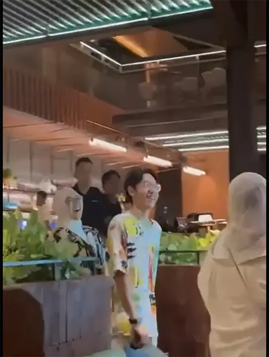 20 Mei 2023, anak pertama Pasha Ungu dan Okie genap 19 tahun. Okie bersama tim mempersiapkan kejutan sebagai perayaan ulang tahun putra pertamanya. [Instagram/okieagustina_]