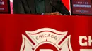 Bastian Schweinsteiger saat konferensi pers di The PrivateBank Fire Pitch di Chicago, Rabu (29/3). Dikabarkan Schweinsteiger terpaksa angkat kaki dari MU karena tidak kunjung mendapat tempat di tim Setan Merah. (AP Photo/Nam Y. Huh)