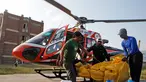 Jasad pendaki India yang tewas di  Everest diturunkan dari helikopter setibanya di ibu kota Nepal, Minggu (28/5). Jasad Ravi Kumar diterbangkan ke Kathmandu bersama dengan jasad dua orang lainnya yang meninggal tahun lalu. (AP Photo/Niranjan Shrestha)