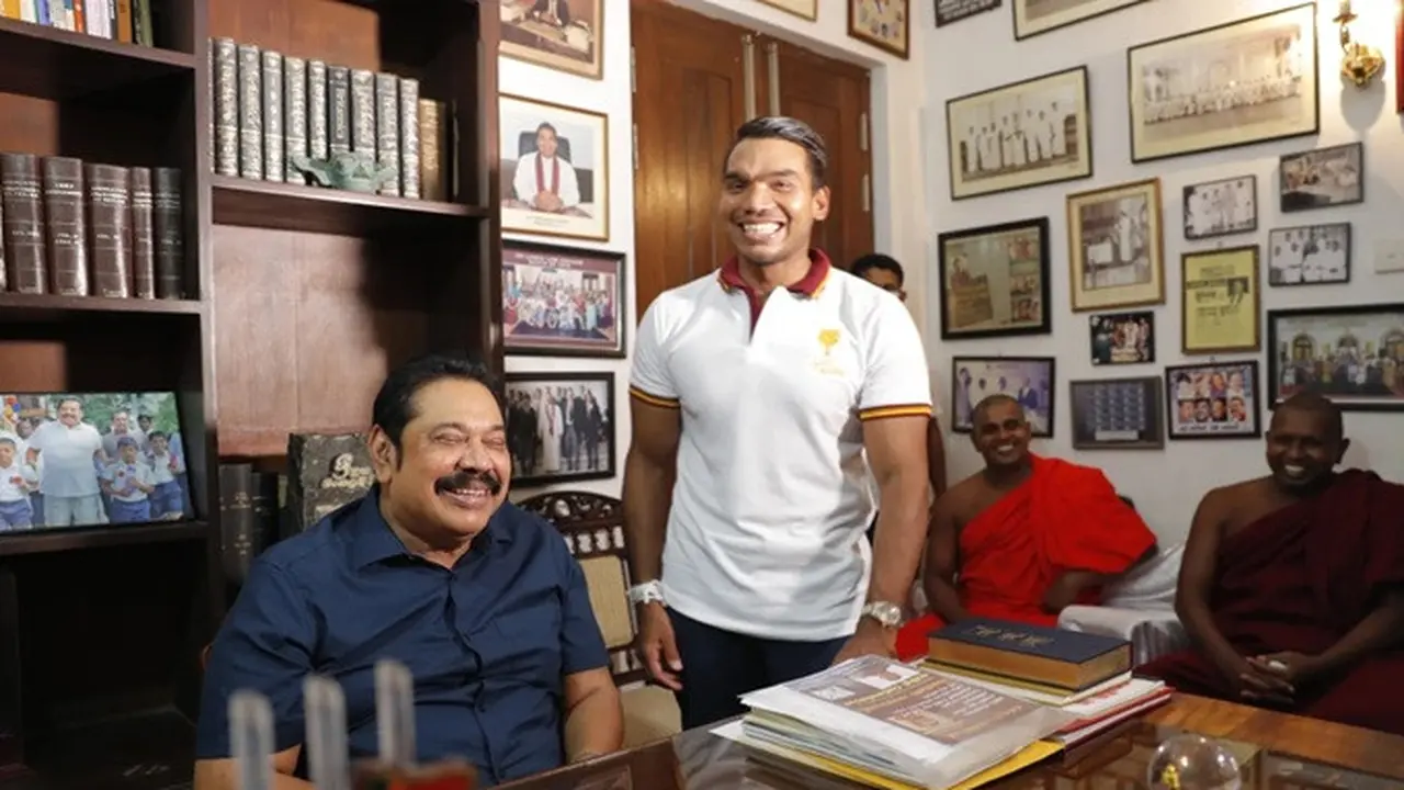 Mantan Perdana Menteri Sri Lanka Mahinda Rajapaksa (kiri) bersama putranya, Namal Rajapaksa, di kediamannya di Tangalle, Sri Lanka, 7 Agustus 2020.