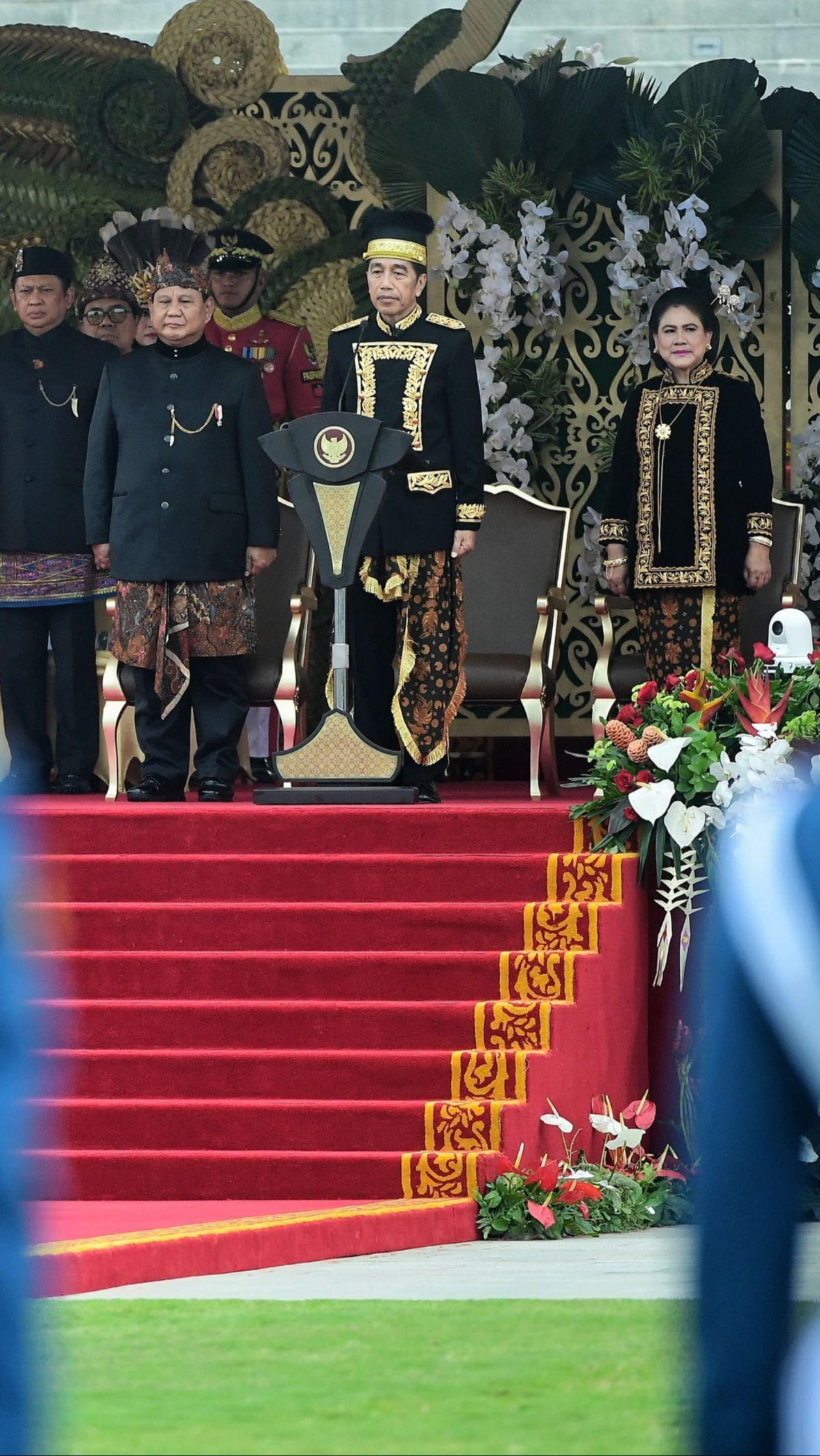 Prabowo terlihat menempati sisi kanan Jokowi, sementara di sisi kiri terdapat Ibu Negara Iriana.&nbsp;Foto: BPMI Setpres