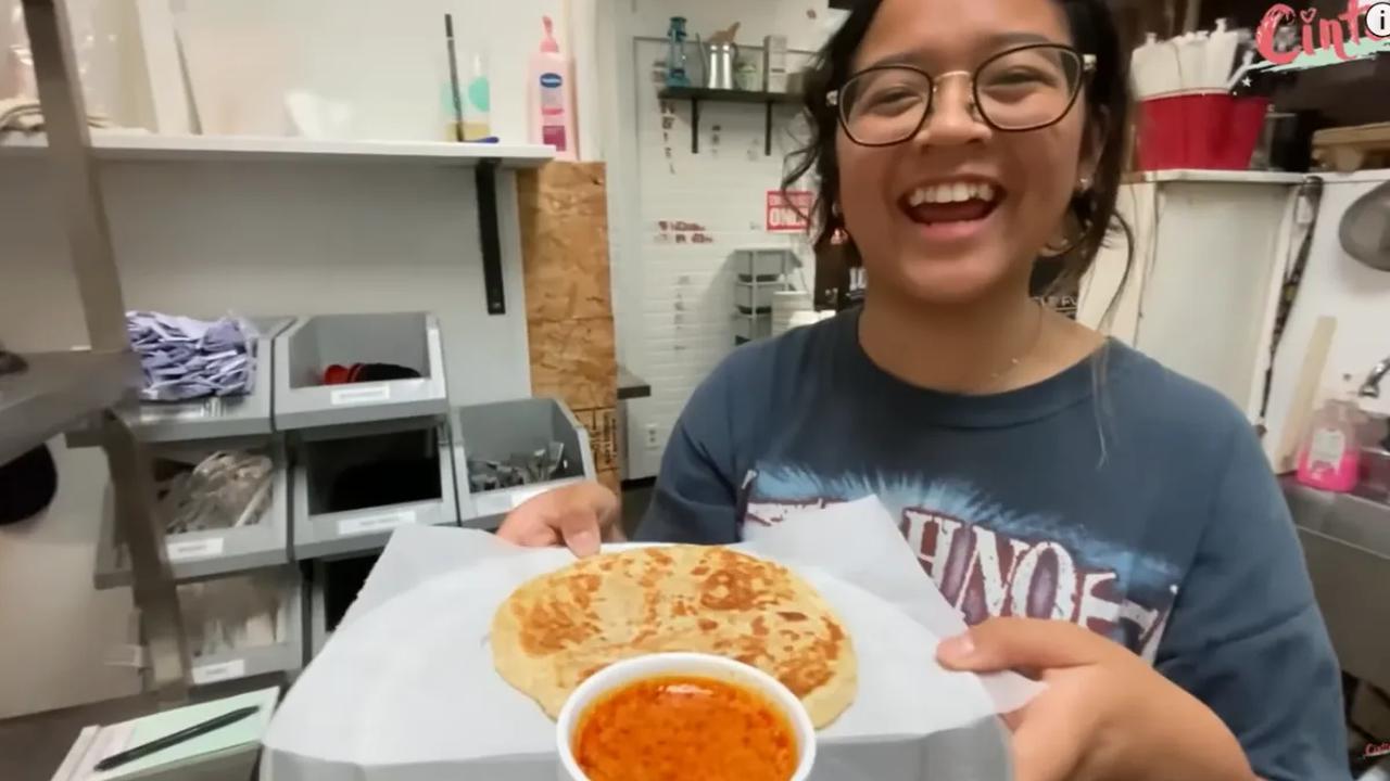 Setelah pekerjaan selesai, Cinta Kuya mendapat imbalannya. Cinta mendapat makanan dari restoran teman sang papa.