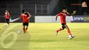 Pemain Laos U19 juga melatih passing bola saat berlatih jelang laga perdana kualifikasi Piala AFC di Stadion GBK Jakarta (Liputan6.com/Helmi Fithriansyah)