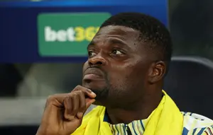 Pemain Villarreal, Thomas Partey, duduk di bangku cadangan saat pertandingan Liga Champions melawan Tottenham Hotspur di London, Selasa (16/9/2025). (AP Photo/Ian Walton)