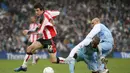 Pemain Southampton Gareth Bale (kiri) menjauh dari pemain Manchester City Hatem Trabelsi (tengah) dan Ousmane Dabo (kanan) pada pertandingan sepak bola putaran keempat Piala FA di Stadion City of Manchester, Manchester, Inggris, 28 Januari 2007. Bale memulai karier di akademi Southampton pada tahun 2005 hingga dipromosikan ke skuat tim utama Southampton pada musim 2006–2007. (AP Photo/Dave Thompson, File)