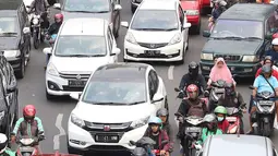 Kendaraan terjebak kemacetan saat melintas di kawasan Lenteng Agung, Jakarta Selatan, Minggu (23/9). Kurang tegasnya petugas menertibkan angkot yang mengetem sembarangan memperparah kemacetan di kawasan tersebut. (Liputan6.com/Immanuel Antonius)