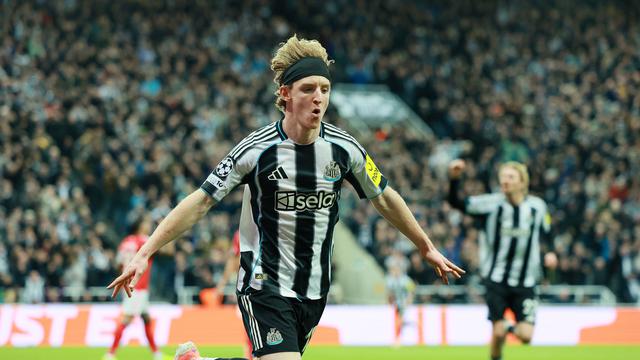 Anthony Gordon merayakan gol ke gawang Benfica