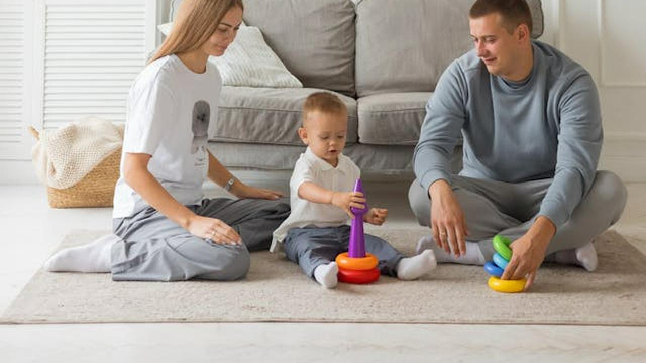 Mainan Bayi 0–12 Bulan yang Disarankan Para Ahli Tumbuh Kembang Anak