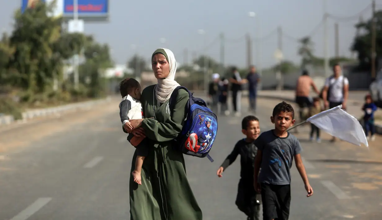 Puluhan bendera putih dikibarkan ketika warga Palestina lewat secara massal ke ujung selatan Jalur Gaza. (AP Photo/Mohammed Dahman)