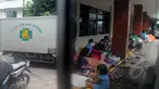 Guyuran hujan deras membuat warga Rw 01 Kampung Pulo Jatinegara warga mengungsi di pelataran RS Hermina, Jakarta, Selasa (10/2/2015). (Liputan6.com/Herman Zakharia)