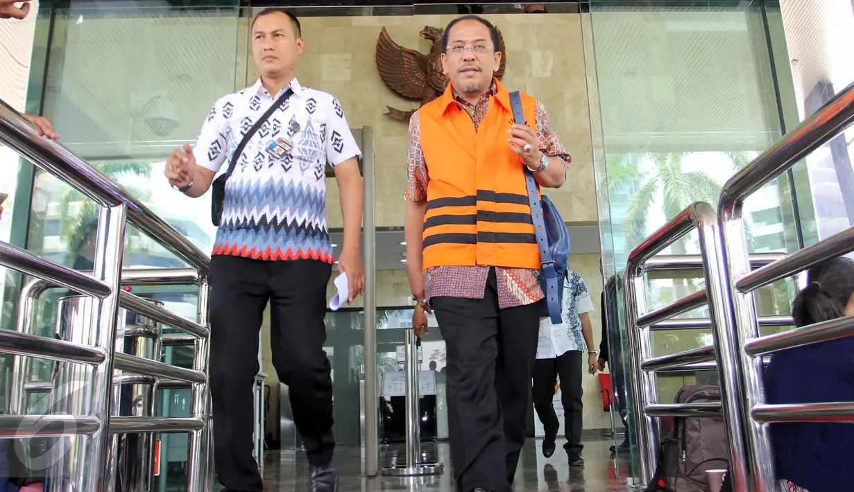 Mantan Walikota Makassar Ilham Arief Sirajuddin berjalan keluar Gedung KPK, Jakarta, Jumat (4/9). Ilham diperiksa sebagai saksi terhadap tersangka Dirut PT Traya Tirta Makassar Hengky Widjaja terkait kasus korupsi PDAM Makassar.(Liputan6.com/Helmi Afandi)