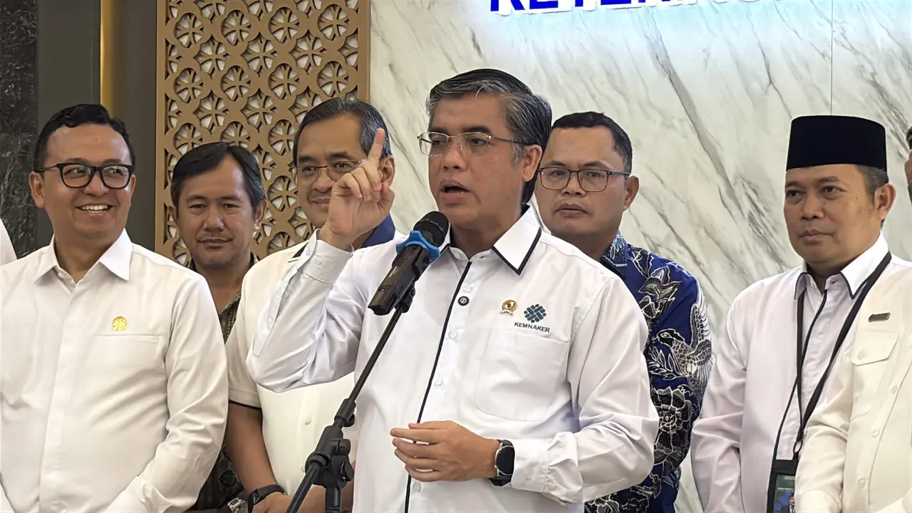 Menteri Ketenagakerjaan (Menaker) Yassierli di Kantor Kemnaker, Rabu, (12/11/2025). (Foto: Liputan6.com/Tira Santia)
